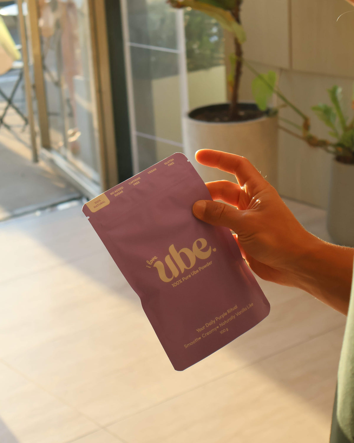יד אוחזת בשקית אבקת אובה מבית I LOVE UBE